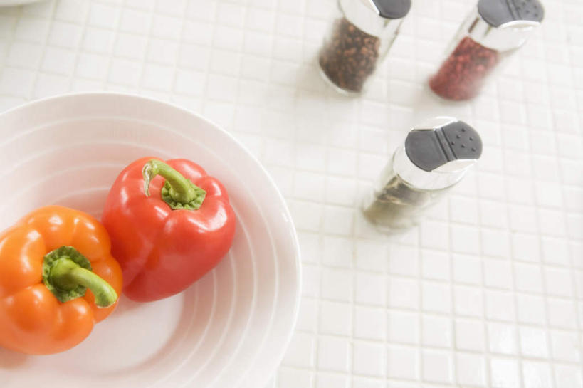 无人,横图,俯视,室内,白天,厨房,辣椒,罐子,调味,香料,佐料,玻璃制品,两个,一个,红色,盘子,玻璃瓶,瓶子,橙色,单个,配料,三瓶,彩椒,辣角,红海椒,大椒,辣虎,广椒,作料,甜椒,柿子椒,辣子,海椒,番椒,灯笼椒,彩图,高角度拍摄,灶间