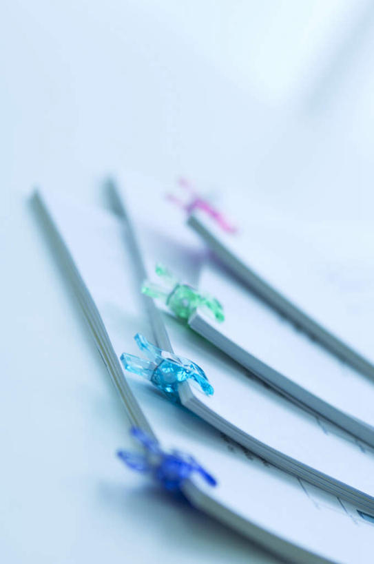 无人,竖图,俯视,室内,白天,餐桌,桌子,许多,材料,档案,文件,粉色,蓝色,绿色,紫色,夹子,资料,四个,餐台,文档,彩图,高角度拍摄