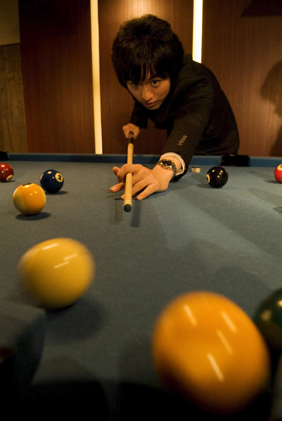 东方人,一个人,竖图,俯视,室内,夜晚,西装,台球,亚洲,仅一个男性,仅一个人,一根,许多,握,套装,正装,球洞,球杆,墙,咖啡色,进球,拿,拿着,注视,职业装,黄种人,墙壁,墙面,球,仅一个年轻男性,一个,黄色,红色,黑色,观察,看,休闲,握着,单个,观看,察看,撞击,关注,桌球,男人,男性,年轻男性,亚洲人,半身,彩图,高角度拍摄