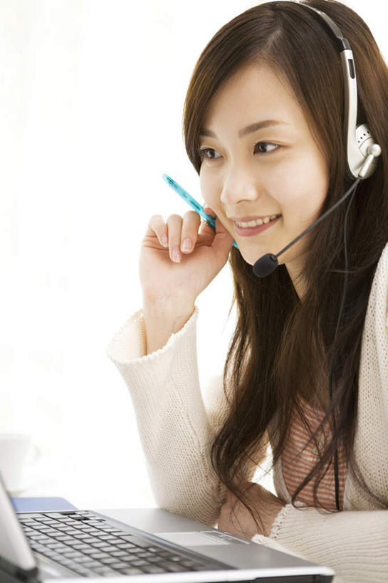东方人,脸,头,脸颊,一个人,笑,微笑,露齿笑,竖图,室外,白天,正面,电脑,笔记本电脑,亚洲,仅一个年轻女性,仅一个女性,仅一个人,撑,握,网络,笔,办公用品,拿,话务员,拿着,注视,黄种人,通讯设备,文具,耳机,耳麦,话筒,学习用品,观察,看,握着,观看,文具用品,戴着,察看,无线,麦克风,撑着,关注,通信设备,无线网络,无线上网,便携式电脑,客服人员,电话销售,手提电脑,年轻女性,女人,女性,亚洲人,头部,脸部,脸蛋,面部,接线员,半身,彩图