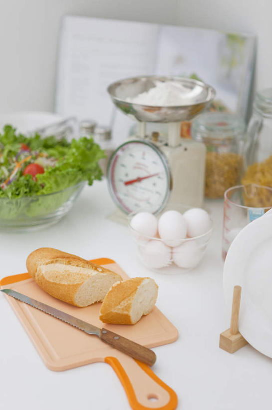 点心,面包,无人,竖图,俯视,室内,白天,仪器,厨房,蔬菜,书籍,玻璃,金属制品,两块,两瓶,五个,一把,一堆,许多,堆积,新鲜,金属,工具,罐子,灶台,蛋,调料,鸡蛋,面粉,食品,面点,案板,刀具,调味品,调味料,玻璃制品,砧板,食物,糕点,一个,盘子,玻璃瓶,瓶子,碗,刀,有机食品,绿色食品,单个,堆,衡量,计量,一碗,衡器,两罐,秤,书,图书,彩图,高角度拍摄,灶间