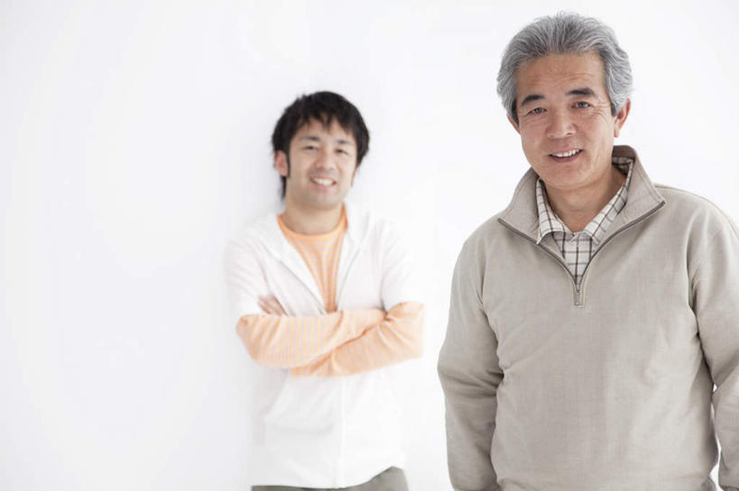 东方人,两个人,家庭,父亲,儿子,站,笑,双手交叉,微笑,露齿笑,横图,室内,白天,白色背景,正面,亚洲,服装,休闲装,黄种人,衣服,站着,休闲,温暖,温馨,父子,一家人,休闲服,父爱,摄影,服饰,影棚,和睦,双手抱胸,老年男性,男人,男性,年轻男性,亚洲人,站立,半身,彩图,影棚拍摄,拍摄,融洽