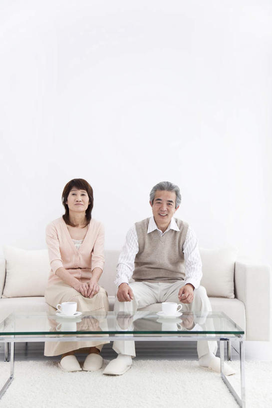 东方人,两个人,父亲,女儿,竖图,室内,白天,正面,靠垫,沙发,桌子,杯子,餐具,玻璃,亚洲,瓷器,碟子,盘,咖啡杯,靠枕,陶瓷制品,茶几,黄种人,玻璃制品,两个,一个,白色,盘子,抱枕,碟,枕头,父女,父爱,单个,瓷杯,布艺沙发,老年男性,男人,男性,女人,女性,中年女性,亚洲人,彩图,全身