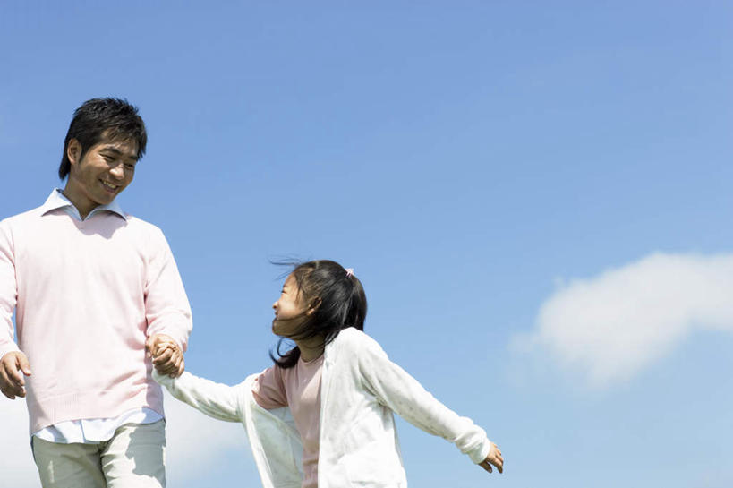 东方人,两个人,父亲,女儿,走,握手,横图,室外,白天,仰视,游戏,亚洲,服装,云,云朵,玩,云彩,休闲装,黄种人,娱乐,衣服,蓝色,白云,蓝天,天空,天,休闲,父女,休闲服,父爱,服饰,晴朗,活动,发泄,消遣,智力,宣泄,男人,男性,年轻男性,女孩,女人,女性,亚洲人,晴空,步行,拉手,散步,手拉手,手握手,玩耍,嬉戏,走路,半身,彩图,低角度拍摄