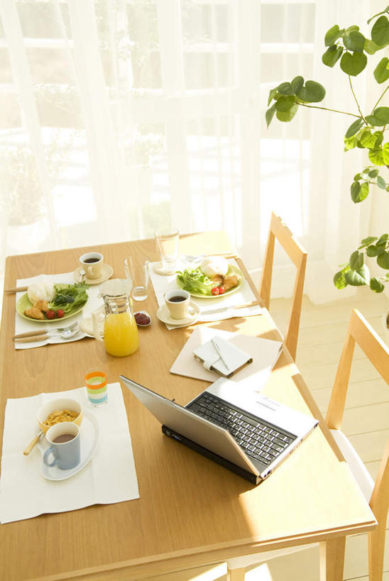 咖啡,无人,竖图,俯视,室内,白天,早餐,幸福,电脑,笔记本电脑,餐桌,窗帘,地板,桌子,蔬菜,杯子,叶子,椅子,一本,新鲜,装饰,网络,木制,笔,材料,瓷器,档案,文件,木椅,食品,绿叶,办公用品,记事本,咖啡杯,陶瓷制品,地面,三杯,三份,一杯,娱乐,通讯设备,木地板,玻璃制品,文具,食物,饮料,两个,黄色,白色,本子,笔记本,木制品,水杯,学习用品,资料,享受,休闲,温馨,嫩叶,放松,乐趣,有机食品,绿色食品,餐台,华丽,修饰,一台,一份,文具用品,点缀,一支,提神,无线,舒适,文档,瓷杯,醒脑,通信设备,无线网络,无线上网,便携式电脑,衬托,美观,雅致,雅观,软饮料,手提电脑,叶,叶片,玻璃杯,彩图,高角度拍摄