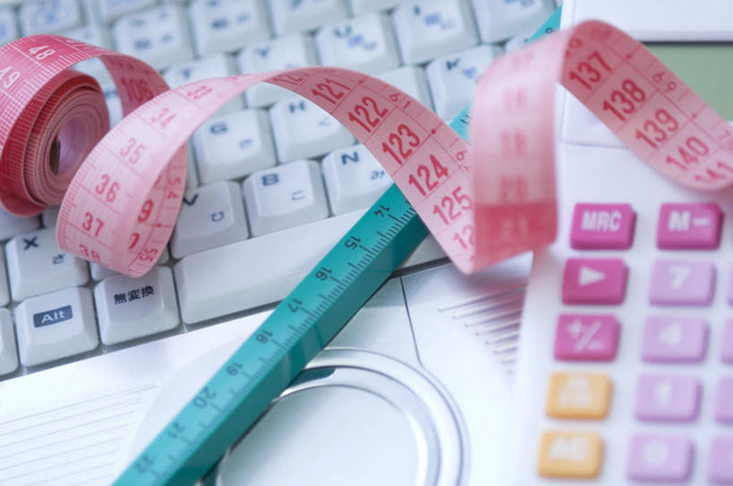 无人,横图,俯视,室内,特写,白天,计算器,电脑,笔记本电脑,装修,建筑,一把,计算,科学,网络,测量,皮尺,刻度,办公用品,通讯设备,红色,蓝色,尺,软尺,理财,财务,测量工具,尺子,无线,腰围尺,数学,通信设备,无线网络,无线上网,便携式电脑,量具,量仪,塑料卷尺,服装尺,裁缝尺,纤维尺,纤维圆尺,圆尺,手提电脑,彩图,高角度拍摄