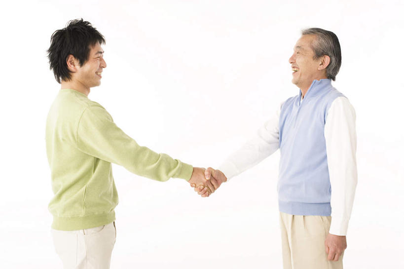 东方人,两个人,父亲,儿子,站,握手,笑,微笑,露齿笑,横图,室内,白天,白色背景,侧面,亚洲,黄种人,站着,父子,父爱,摄影,影棚,老年男性,男人,男性,年轻男性,亚洲人,搀手,拉手,手搀手,手拉手,手牵手,手握手,站立,半身,彩图,影棚拍摄,拍摄