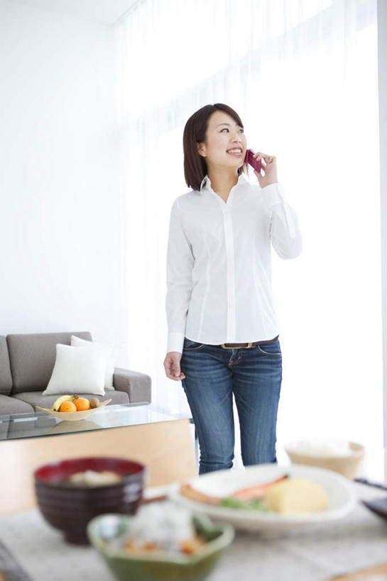 东方人,一个人,站,笑,打电话,微笑,露齿笑,竖图,俯视,室内,白天,早餐,窗户,窗帘,靠垫,落地窗,沙发,柑橘,猕猴桃,香蕉,餐具,电话,手机,水果,亚洲,仅一个年轻女性,仅一个女性,仅一个人,一根,新鲜,碟子,盘,生食,食品,果实,靠枕,三份,黄种人,通讯设备,玻璃窗,食物,两个,三个,一个,红色,白色,灰色,盘子,抱枕,碟,碗,枕头,站着,有机食品,绿色食品,单个,布艺沙发,交流,年轻女性,女人,女性,亚洲人,奇异果,猕猴梨,橘子,桔子,甘蕉,橙子,橙,沟通,通话,站立,半身,彩图,高角度拍摄