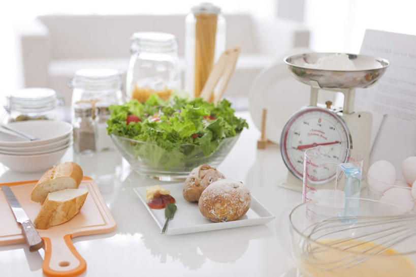 点心,面包,无人,横图,俯视,室内,白天,实验,仪器,水,餐桌,沙发,桌子,蔬菜,杯子,餐具,书籍,五个,一把,一本,一堆,一块,许多,堆积,新鲜,研究,透明,分析,化学,测试,标志,碟子,罐子,盘,文字,字符,字母,蛋,调料,鸡蛋,酱料,食品,面点,案板,调味品,调味料,量杯,标识,酱,玻璃制品,砧板,食物,糕点,一个,白色,盘子,玻璃瓶,瓶子,打蛋器,碟,刀,器皿,四块,有机食品,绿色食品,单个,餐台,堆,衡量,计量,布艺沙发,草鸡蛋,玻璃仪器,试验耗材,实验用品,一碗,衡器,一罐,四罐,玻璃杯,秤,书,图书,彩图,高角度拍摄