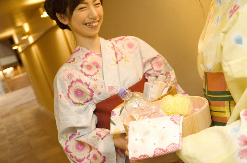 东方人,两个人,伙伴,朋友,站,捧,笑,微笑,露齿笑,横图,室内,白天,正面,友谊,水,温泉,浴室,照明,亚洲,两块,两瓶,瓷砖,地砖,木桶,桶,灯光,地面,黄种人,顶灯,灯,一个,瓶子,容器,塑料制品,灯具,毛巾,浴球,站着,塑料瓶,单个,洗漱用品,储藏,照亮,一瓶,照明设备,储存,友情,年轻女性,女人,女性,亚洲人,端,端着,捧着,手捧,站立,半身,彩图,贮存