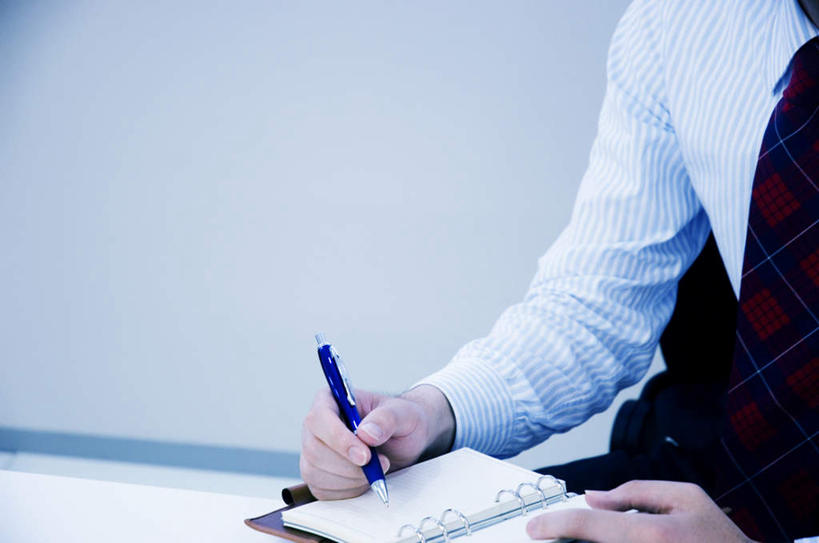 东方人,一个人,商务人士,商务男性,坐,横图,俯视,室内,白天,衬衫,亚洲,仅一个男性,仅一个人,套装,笔,办公用品,记事本,拿,拿着,黄种人,文具,仅一个年轻男性,本子,笔记本,学习用品,记录,文具用品,商务装,工薪阶层,男人,男性,年轻男性,亚洲人,白领,上班族,坐着,半身,彩图,高角度拍摄,衬衣