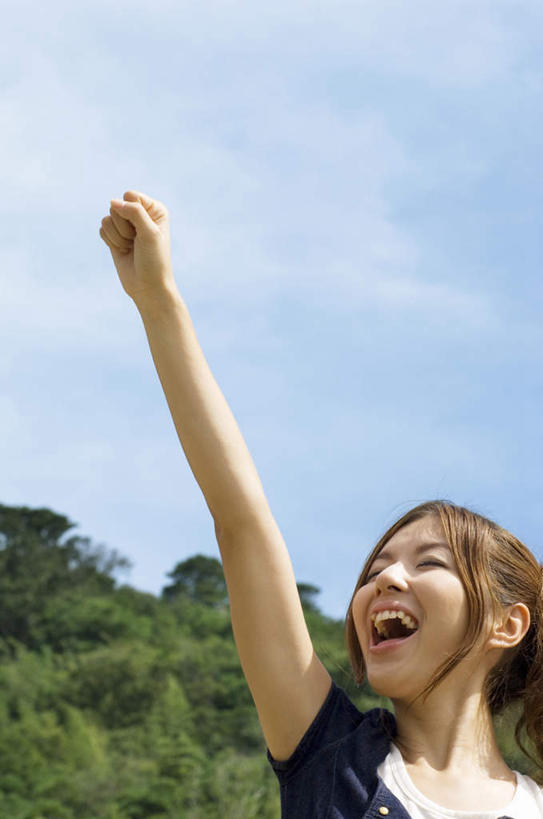 东方人,一个人,笑,大笑,竖图,室外,白天,仰视,兴奋,树林,植物,亚洲,仅一个年轻女性,仅一个女性,仅一个人,握,云,云朵,云彩,黄种人,鼓励,树,树木,蓝色,绿色,白云,蓝天,天空,自然,天,加油,手势,握拳,张嘴,打气,握着,生长,晴朗,成长,鼓舞,张大嘴巴,哈哈大笑,年轻女性,女人,女性,亚洲人,晴空,张开嘴,半身,彩图,低角度拍摄,高兴,狂笑