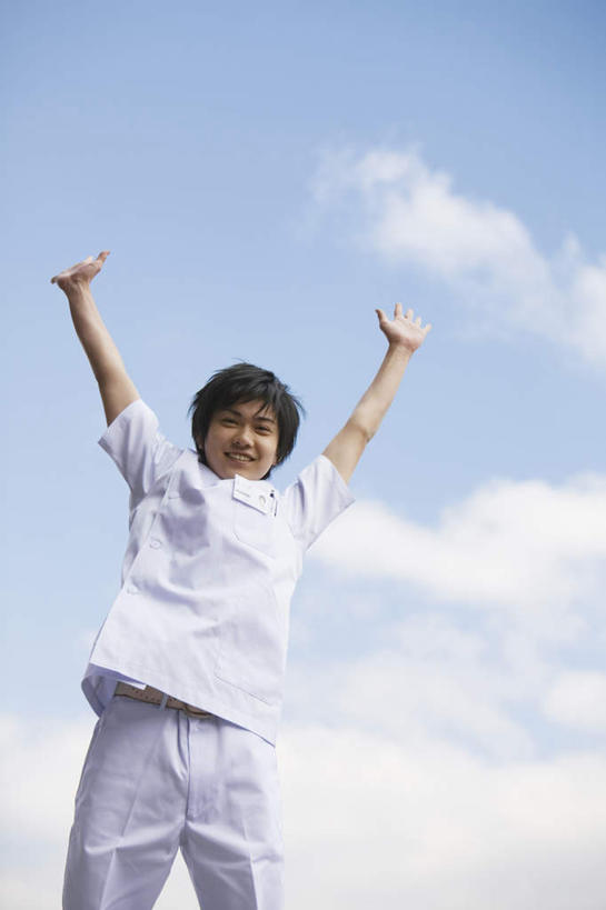 东方人,一个人,跳,举,竖图,室外,白天,仰视,亚洲,仅一个男性,仅一个人,云,云朵,半空,云彩,黄种人,仅一个年轻男性,蓝色,白云,蓝天,天空,天,托,晴朗,男人,男性,年轻男性,亚洲人,晴空,举起,举手,举着,跳跃,向上举,向上伸,向上托,半身,彩图,低角度拍摄