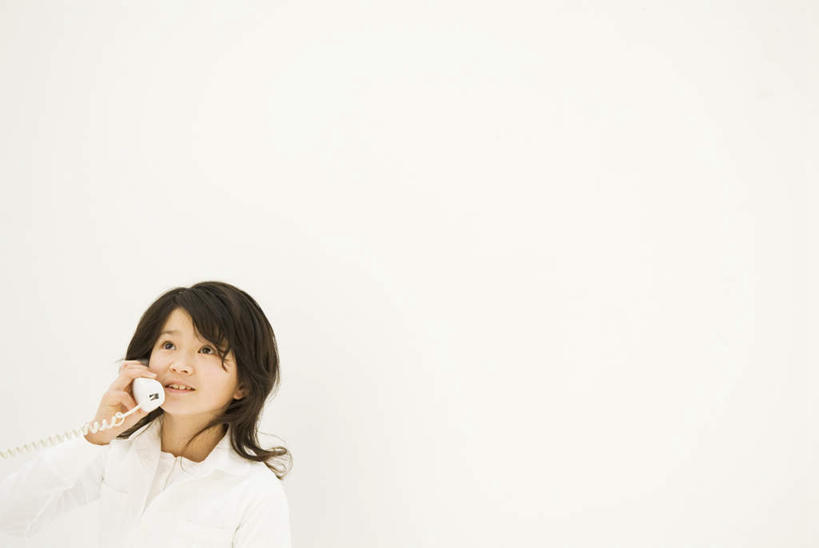 东方人,儿童,一个人,站,笑,打电话,微笑,露齿笑,横图,室内,白天,仰视,电话,亚洲,仅一个女性,仅一个人,黄种人,通讯设备,小孩,衣服,白色,话筒,站着,仅一个小孩,电话线,交流,女孩,女人,女性,亚洲人,孩子,电话机,沟通,通话,站立,半身,彩图,低角度拍摄,女生