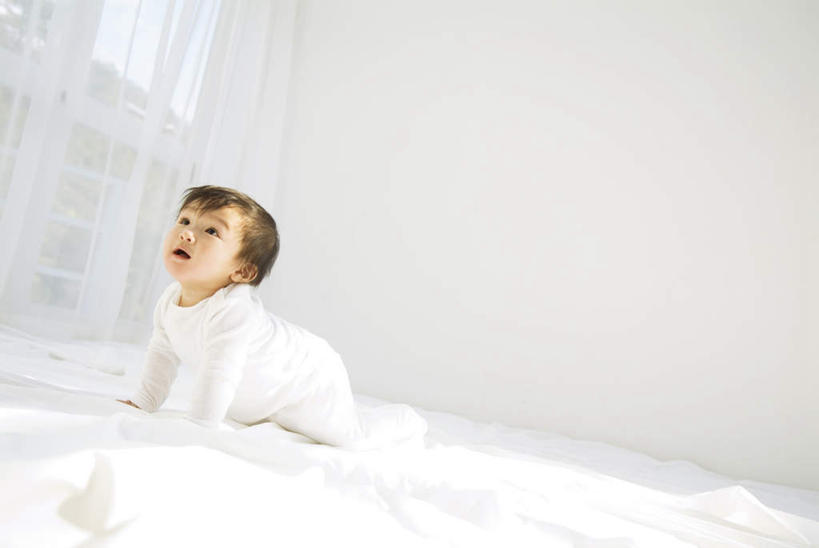 东方人,婴儿,儿童,一个人,笑,微笑,露齿笑,横图,室内,白天,正面,纯洁,窗户,窗帘,落地窗,亚洲,仅一个人,墙,黄种人,玻璃窗,墙壁,墙面,小孩,白色,爬,可爱,活泼,宝宝,爬着,纯真,烂漫,无邪,伶俐,天真,亚洲人,孩子,抬头,仰头,彩图,全身