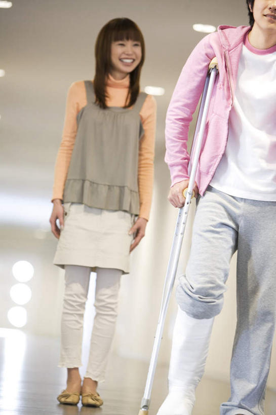 东方人,两个人,病人,站,走,笑,微笑,露齿笑,竖图,室内,白天,仰视,爱情,照明,亚洲,工具,走道,走廊,过道,灯光,浪漫,黄种人,顶灯,灯,灯具,站着,康复,温暖,温馨,器械,恩爱,恋人,拐杖,照亮,和睦,照明设备,医疗器械,辅助设备,前臂拐,男人,男性,年轻男性,年轻女性,女人,女性,亚洲人,情侣,步行,散步,站立,走路,半身,彩图,低角度拍摄,伴侣,融洽