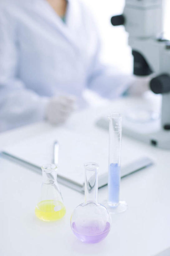 东方人,坐,竖图,俯视,室内,白天,实验,仪器,杯子,亚洲,一张,检查,研究,透明,反射,分析,科学,化学,测试,材料,档案,溶液,试管,文件,显微镜,纸,实验室,研究室,黄种人,量杯,玻璃制品,两个,一个,衣服,黄色,蓝色,紫色,白色,玻璃瓶,瓶子,资料,观察,器皿,清晰,探索,放大,单个,观看,仔细,透镜,科研,凸透镜,聚焦,关注,三瓶,文档,化验,检验,计量,研究所,玻璃仪器,试验耗材,实验用品,化验室,检验室,光学,清楚,亚洲人,玻璃杯,坐着,半身,彩图,高角度拍摄