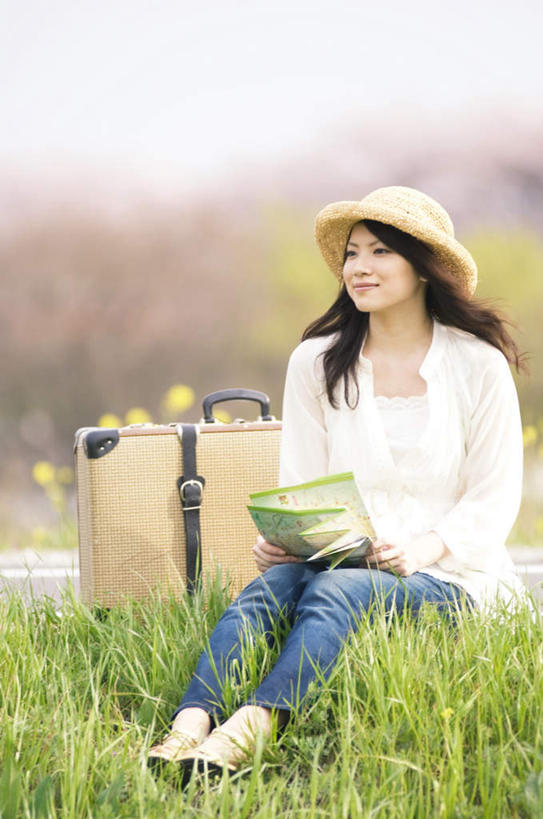 东方人,一个人,坐,笑,微笑,竖图,室外,白天,正面,旅游,度假,草地,草坪,植物,道路,樱花,地图,帽子,亚洲,仅一个年轻女性,仅一个女性,仅一个人,许多,戴,握,信息,草帽,拉杆箱,旅行箱,樱花树,交通,拿,拿着,黄种人,方向,娱乐,草,一个,黄色,绿色,行李箱,箱子,享受,休闲,放松,握着,单个,引导,指引,出差,戴着,仙樱花,福岛樱,青肤樱,年轻女性,女人,女性,亚洲人,荆桃,坐着,彩图,全身,旅行,导航