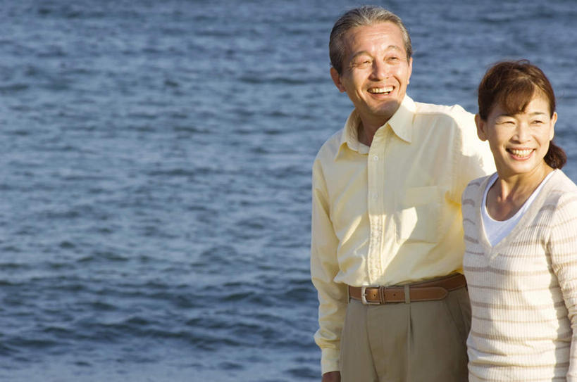 东方人,两个人,夫妻,走,笑,微笑,露齿笑,横图,俯视,室外,白天,爱情,海浪,海洋,亚洲,浪花,浪漫,黄种人,海水,恩爱,恋人,海景,老年男性,老年女性,男人,男性,女人,女性,亚洲人,夫妇,情侣,大海,风浪,海,海水的波动,近岸浪,涌浪,步行,散步,走路,半身,彩图,高角度拍摄,伴侣