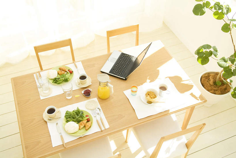 点心,面包,果汁,无人,横图,俯视,室内,白天,早餐,电脑,笔记本电脑,植物,餐桌,窗帘,地板,桌子,蔬菜,西红柿,杯子,餐具,椅子,一张,许多,新鲜,装饰,网络,木制,瓷器,碟子,罐子,盘,盆栽,叉,勺子,木椅,墙,生菜,莴苣,食品,面点,咖啡杯,盆景,陶瓷制品,地面,两杯,三份,通讯设备,木地板,墙壁,墙面,玻璃制品,食物,糕点,两个,三个,黄色,红色,绿色,白色,自然,盘子,玻璃瓶,木制品,瓶子,水杯,调羹,碟,汤匙,刀,四个,有机食品,绿色食品,生长,成长,餐台,华丽,修饰,一台,点缀,一盆,一瓶,无线,瓷杯,通信设备,无线网络,无线上网,便携式电脑,衬托,美观,雅致,雅观,春菜,鹅仔菜,莴仔菜,千金菜,叶用莴苣,手提电脑,玻璃杯,进餐用具,烹调用具,番茄,彩图,高角度拍摄