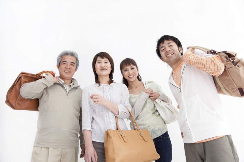 东方人,背,四个人,家庭,站,笑,微笑,露齿笑,横图,室内,白天,白色背景,仰视,亚洲,包,公文包,咖啡色,黄种人,白色,背着,站着,四个,温暖,温馨,一家人,橙色,摄影,影棚,公事包,和睦,老年男性,老年女性,男人,男性,年轻男性,年轻女性,女人,女性,亚洲人,站立,半身,彩图,低角度拍摄,影棚拍摄,拍摄,融洽