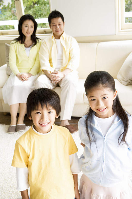 东方人,四个人,客厅,站,坐,笑,微笑,露齿笑,竖图,俯视,室内,白天,窗户,地板,靠垫,沙发,亚洲,三只,毯子,咖啡色,靠枕,地面,黄种人,木地板,玻璃窗,一个,白色,黑色,抱枕,拖鞋,枕头,站着,单个,起居室,布艺沙发,男孩,男人,男性,年轻男性,年轻女性,女孩,女人,女性,亚洲人,站立,坐着,半身,彩图,高角度拍摄