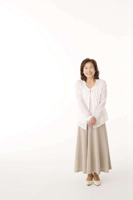 东方人,一个人,站,笑,微笑,露齿笑,竖图,室外,白天,白色背景,正面,亚洲,仅一个女性,仅一个人,黄种人,手放前,站着,摄影,仅一个老年女性,影棚,老年女性,女人,女性,亚洲人,站立,彩图,全身,影棚拍摄,拍摄