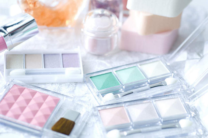 无人,横图,俯视,室内,特写,白天,化妆,美容,护肤,海绵,一个,粉色,黄色,红色,蓝色,紫色,化妆品,刷子,口红,清洁,保养,享受,休闲,腮红,眼影,放松,保健,单个,养颜,洗脸海绵,洗脸扑,洗脸绵,三盒,彩图,高角度拍摄