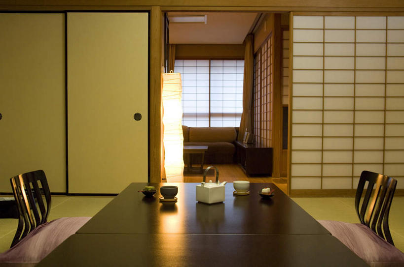 点心,无人,家,横图,室内,白天,正面,餐桌,台灯,装修,桌子,建筑,餐具,椅子,照明,装饰,木制,勺子,饭厅,房屋,木门,木椅,屋子,公寓,灯光,食品,甜点,甜品,古典,建设,装潢,洋房,楼房,住宅,灯,食物,糕点,两个,黑色,木制品,灯具,调羹,室内装潢,汤匙,碗,甜食,日式,餐台,明亮,照亮,舒适,家居装潢,照明设备,房屋设计,室内设计,宽敞,样板房装潢,设计,进餐用具,烹调用具,彩图,房子