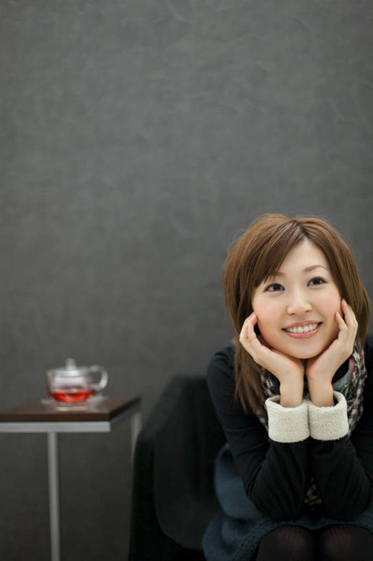 东方人,一个人,坐,笑,微笑,露齿笑,竖图,室内,白天,正面,茶,沙发,桌子,亚洲,仅一个年轻女性,仅一个女性,仅一个人,透明,壶,墙,祝福,黄种人,墙壁,墙面,水壶,虔诚,衣服,黑色,茶壶,花茶,祈祷,双手合十,感谢,布艺沙发,合十礼,合掌礼,合十,莲华合掌,感恩,一壶,年轻女性,女人,女性,亚洲人,坐着,半身,彩图