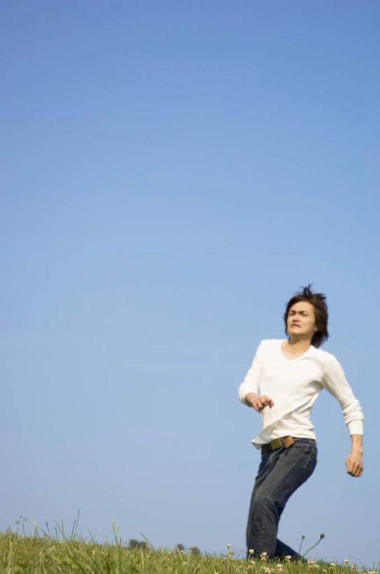 东方人,一个人,跑,竖图,俯视,室外,白天,锻炼,运动,草地,草坪,植物,亚洲,仅一个男性,仅一个人,黄种人,草,仅一个年轻男性,衣服,蓝色,绿色,白色,蓝天,天空,天,晴朗,严肃,万里无云,体育,男人,男性,年轻男性,亚洲人,晴空,晴空万里,跑步,半身,彩图,高角度拍摄,健身