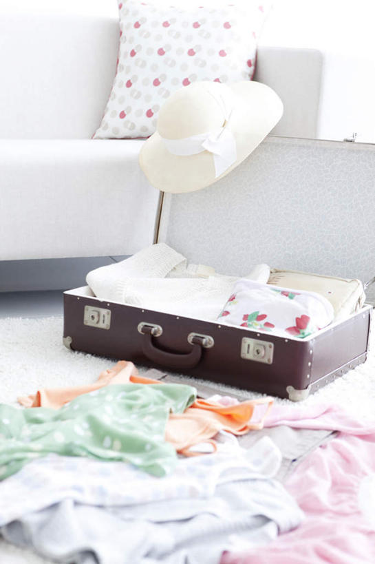 无人,竖图,俯视,室内,白天,靠垫,沙发,帽子,一堆,堆叠,堆积,拉杆箱,旅行箱,靠枕,一个,衣服,白色,行李箱,遮阳帽,箱子,抱枕,枕头,单个,堆,出差,布艺沙发,彩图,高角度拍摄,旅行