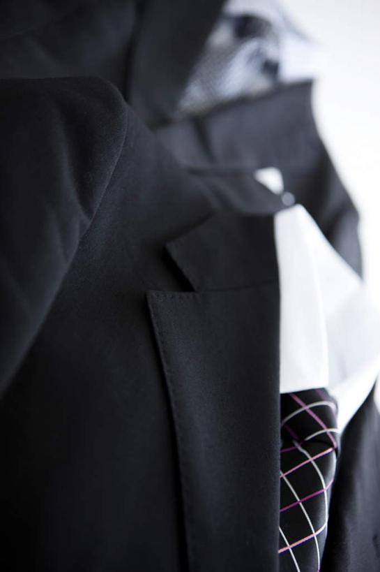 无人,竖图,俯视,室内,特写,白天,衬衫,西装,套装,正装,朦胧,模糊,领带,职业装,两套,彩图,高角度拍摄,衬衣