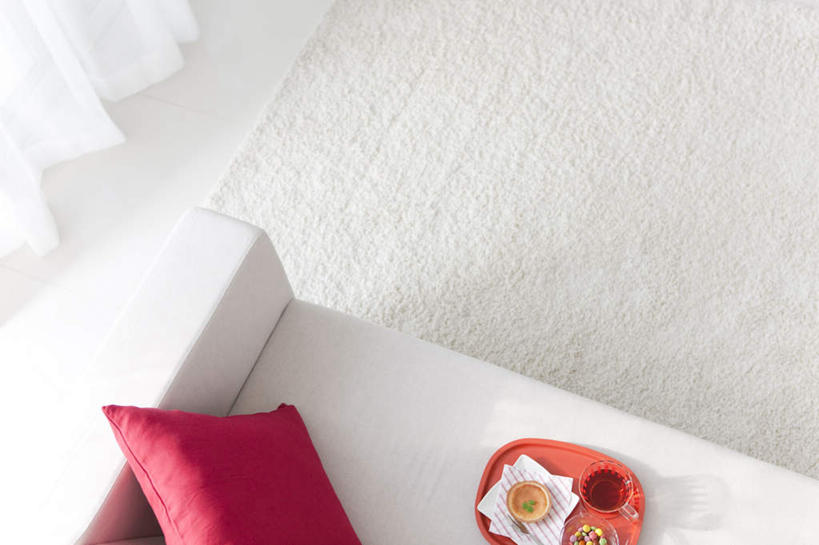 点心,无人,横图,俯视,室内,白天,下午茶,茶,窗帘,地毯,靠垫,沙发,杯子,一块,食品,靠枕,一杯,餐盘,食物,糕点,一个,红色,白色,水杯,抱枕,枕头,单个,布艺沙发,茶杯,彩图,高角度拍摄,蛋糕