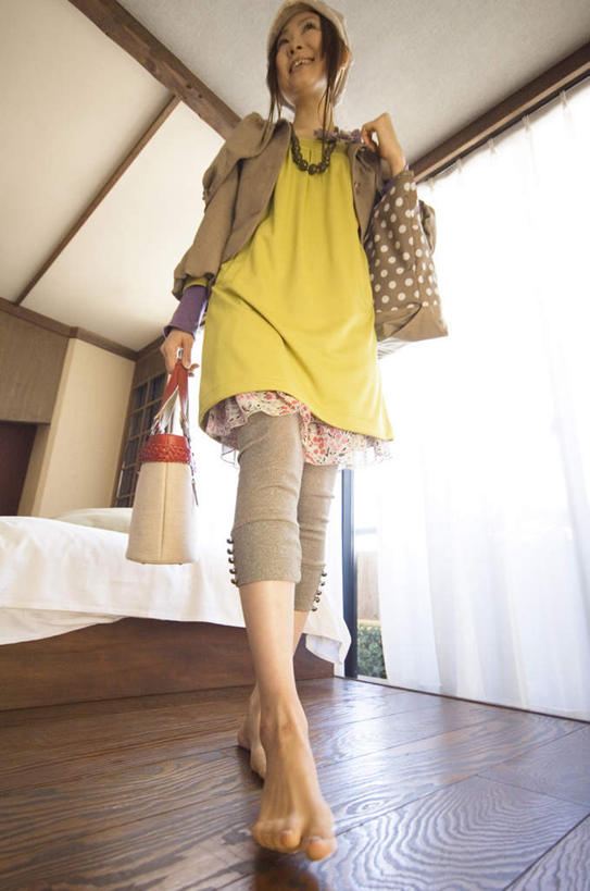 东方人,一个人,站,竖图,室内,白天,仰视,窗户,窗帘,床,卧室,亚洲,仅一个年轻女性,仅一个女性,仅一个人,服装,包,皮包,双人床,床单,拿,拿着,休闲装,黄种人,被子,拎包,玻璃窗,衣服,站着,休闲,休闲服,服饰,单肩包,被单,年轻女性,女人,女性,亚洲人,站立,彩图,低角度拍摄,全身,睡房,卧房