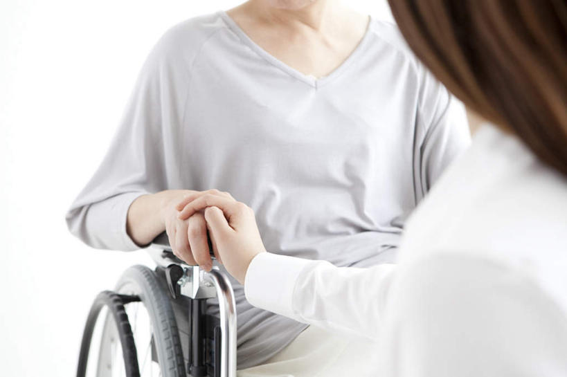 东方人,背部,两个人,家庭,母亲,女儿,横图,室内,白天,白色背景,正面,亚洲,工具,黄种人,轮椅,复健,康复,温暖,温馨,母女,一家人,器械,母爱,摄影,影棚,照顾,和睦,医疗设备,关爱,医疗器械,医疗工具,辅助设备,照应,年轻女性,女人,女性,亚洲人,半身,彩图,影棚拍摄,拍摄,融洽