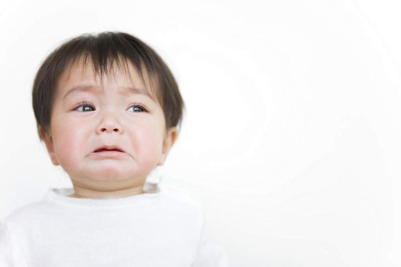 东方人,儿童,一个人,站,哭,竖图,室内,白天,白色背景,正面,纯洁,亚洲,仅一个男性,仅一个人,服装,休闲装,黄种人,小孩,衣服,白色,站着,仅一个小孩,休闲,休闲服,可爱,童年,童趣,摄影,服饰,影棚,童真,烂漫,无邪,天真,男孩,男人,男性,亚洲人,孩子,站立,半身,彩图,影棚拍摄,哭泣,哭啼,拍摄,男生