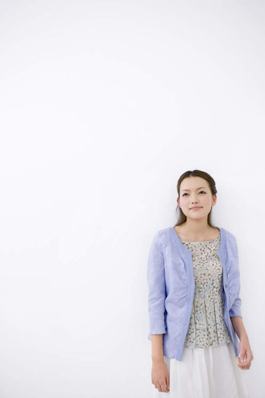 东方人,一个人,站,笑,微笑,竖图,室内,白天,白色背景,正面,亚洲,仅一个年轻女性,仅一个女性,仅一个人,服装,墙,休闲装,黄种人,墙壁,墙面,衣服,蓝色,站着,休闲,休闲服,摄影,服饰,影棚,年轻女性,女人,女性,亚洲人,站立,半身,彩图,影棚拍摄,拍摄