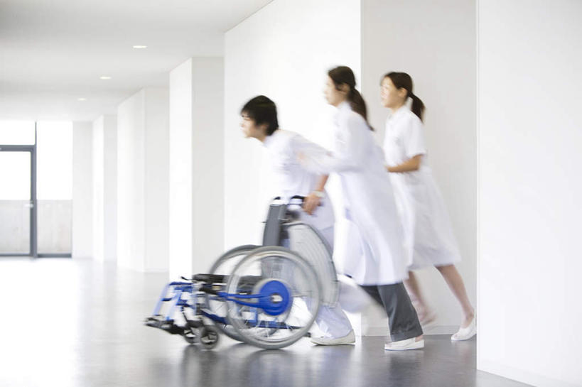 东方人,三个人,医生,医院,跑,推,横图,室内,白天,侧面,工作服,制服,锻炼,运动,亚洲,一辆,工具,走道,走廊,过道,黄种人,轮椅,复健,医护人员,医疗人员,康复,器械,医疗设备,白大褂,医疗器械,医疗工具,演习,演练,医疗机构,辅助设备,工作制服,体育,男人,男性,年轻男性,年轻女性,女人,女性,亚洲人,大夫,跑步,彩图,全身,工作套服,健身,病院,诊所