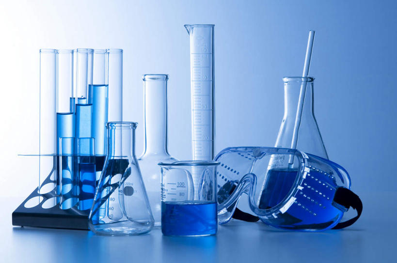 无人,横图,室内,特写,白天,正面,实验,仪器,静物,杯子,一排,许多,蓝色背景,研究,整齐,透明,分析,化学,测试,试管,液体,量杯,玻璃制品,排列,蓝色,玻璃瓶,瓶子,器皿,摄影,影棚,队列,计量,玻璃仪器,试验耗材,实验用品,平底烧瓶,玻璃杯,彩图,影棚拍摄,拍摄