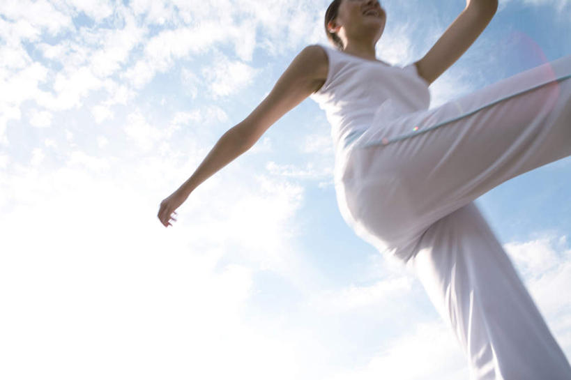 东方人,一个人,站,横图,室外,白天,仰视,亚洲,仅一个年轻女性,仅一个女性,仅一个人,服装,云,云朵,云彩,跨越,休闲装,黄种人,衣服,蓝色,白色,白云,蓝天,天空,天,站着,休闲,休闲服,服饰,晴朗,年轻女性,女人,女性,亚洲人,晴空,站立,半身,彩图,低角度拍摄