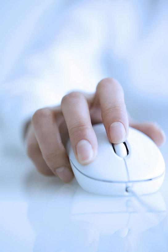 东方人,手,一个人,坐,竖图,室内,特写,白天,正面,鼠标,键盘,亚洲,仅一个年轻女性,仅一个女性,仅一个人,黄种人,输入设备,通讯设备,一个,白色,按,手部,单个,单手,通信设备,年轻女性,女人,女性,亚洲人,坐着,半身,彩图