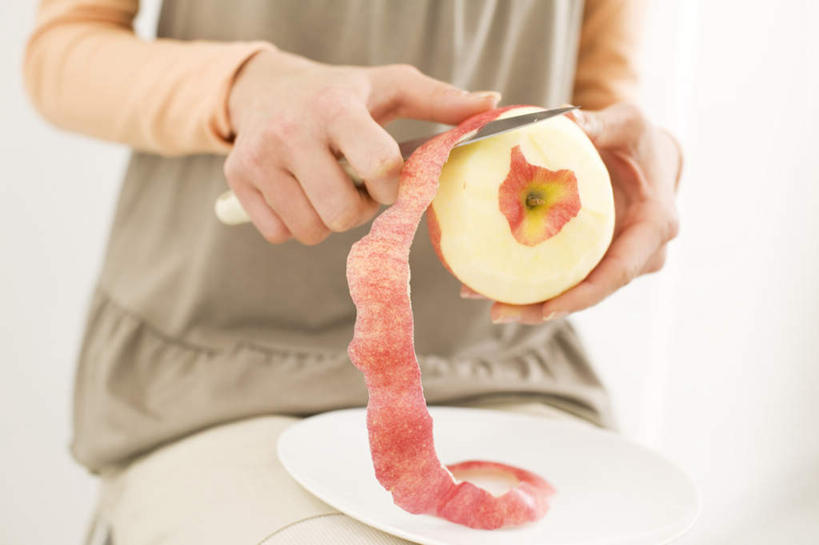 东方人,手,一个人,站,横图,俯视,室内,特写,白天,苹果,水果,亚洲,双手,仅一个年轻女性,仅一个女性,仅一个人,新鲜,生食,食品,果实,削,黄种人,食物,一个,红色,站着,手部,有机食品,绿色食品,单个,年轻女性,女人,女性,亚洲人,站立,半身,彩图,高角度拍摄