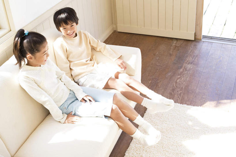 东方人,儿童,两个人,客厅,坐,笑,微笑,露齿笑,横图,俯视,室内,白天,纯洁,地板,沙发,亚洲,阴影,光线,影子,地面,黄种人,木地板,小孩,阳光,可爱,童年,童趣,起居室,童真,烂漫,无邪,天真,男孩,男人,男性,女孩,女人,女性,亚洲人,孩子,坐着,彩图,高角度拍摄,全身,男生,女生,皮沙发