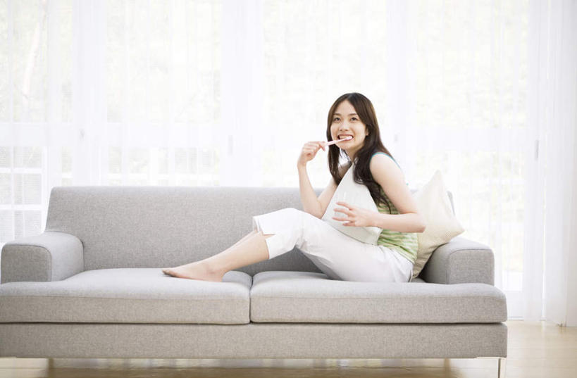 东方人,一个人,客厅,坐,笑,微笑,露齿笑,横图,室内,白天,正面,窗帘,沙发,亚洲,仅一个年轻女性,仅一个女性,仅一个人,黄种人,起居室,年轻女性,女人,女性,亚洲人,坐着,彩图,全身,皮沙发