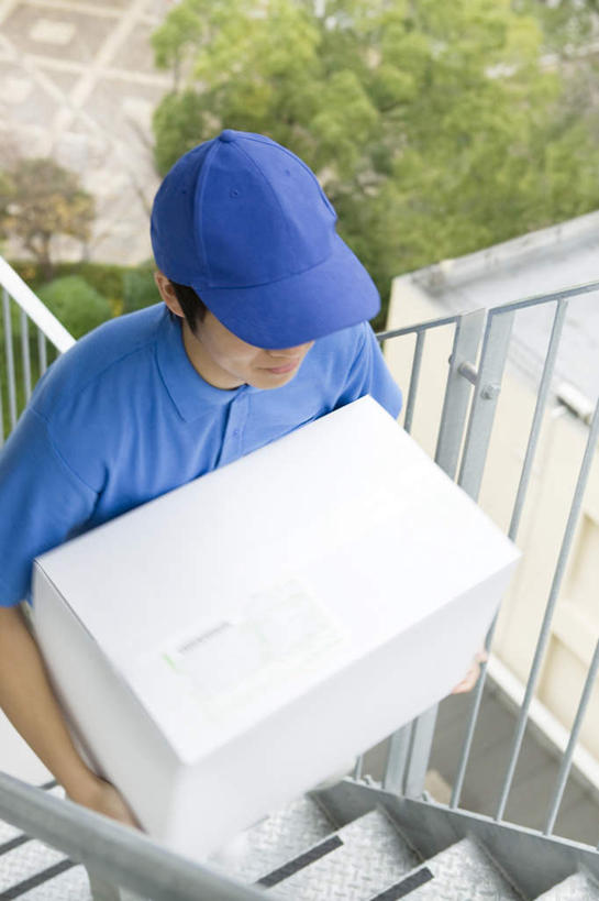 东方人,一个人,栏杆,站,横图,室外,白天,正面,楼梯,亚洲,仅一个男性,仅一个人,包装,扶手,纸箱,阶梯,拿,拿着,黄种人,护栏,台阶,仅一个年轻男性,容器,箱子,站着,快递员,纸板箱,快递,速递,包装箱,男人,男性,年轻男性,亚洲人,站立,半身,彩图