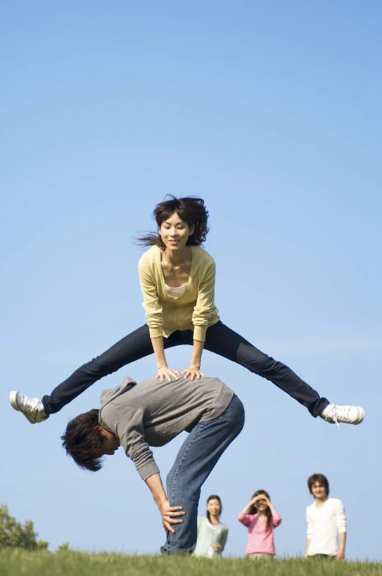 东方人,站,横图,室外,白天,仰视,爱情,锻炼,运动,草地,草坪,植物,亚洲,弯腰,许多人,浪漫,黄种人,草,蓝色,绿色,蓝天,天空,天,站着,一群人,温暖,温馨,跳山羊,恩爱,恋人,和睦,弯身,体育,男人,男性,年轻男性,年轻女性,女人,女性,亚洲人,情侣,站立,彩图,低角度拍摄,全身,健身,伴侣,融洽