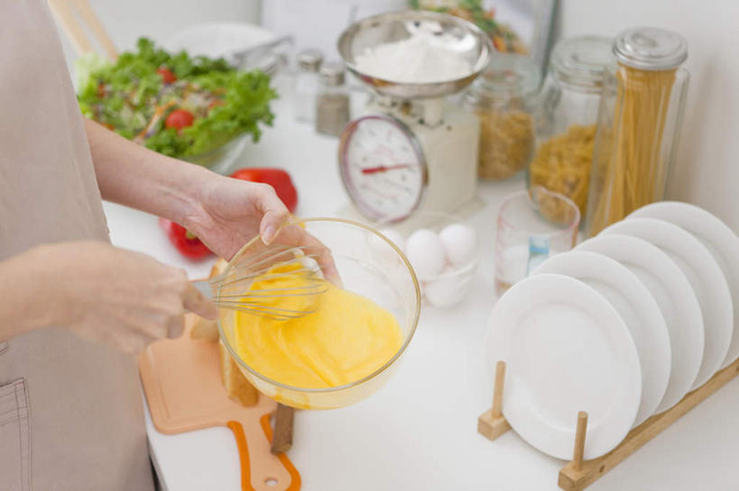 东方人,一个人,站,横图,室内,白天,正面,餐桌,桌子,餐具,亚洲,仅一个男性,仅一个人,碟子,盘,拿,拿着,黄种人,仅一个年轻男性,盘子,打蛋器,碟,站着,餐台,男人,男性,年轻男性,亚洲人,站立,半身,彩图