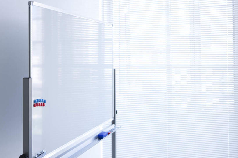 无人,横图,室内,特写,白天,正面,窗户,静物,阴影,光线,影子,墙,玻璃窗,墙壁,墙面,倒影,阳光,白板,记录板,记事板,彩图