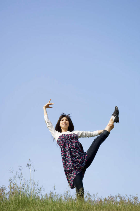 东方人,一个人,站,横图,室外,白天,仰视,跳舞,草地,草坪,植物,亚洲,仅一个年轻女性,仅一个女性,仅一个人,黄种人,草,蓝色,绿色,蓝天,天空,天,站着,姿势,舞姿,年轻女性,女人,女性,亚洲人,站立,彩图,低角度拍摄,全身,舞蹈